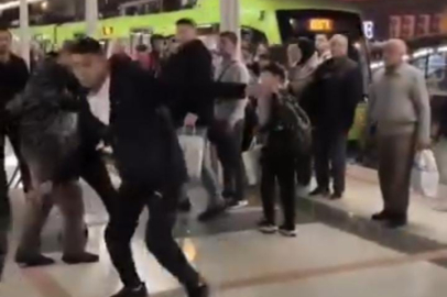 Bursa metrosunda kavga anı kamerada: Vatandaşlar güçlükle araya girdi