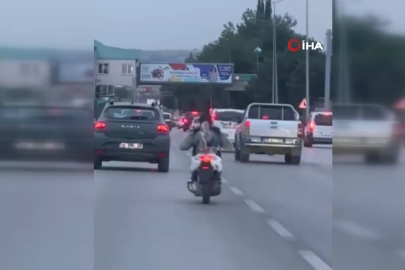Bursa’da motosiklet magandası trafikte tehlike saçtı: Yatarak motor kullandı