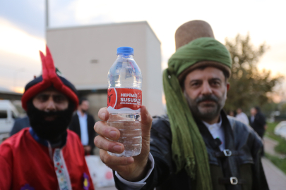 Bursa Gürsu’da Başkan Işık Evliya Çelebi oldu, su dağıttı!