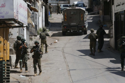 İşgalci İsrail, Batı Şeria'da 9 Filistinliyi gözaltına aldı