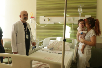 Disk pil ve lego parçası yutan bebek ameliyatla hayata döndü