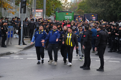 Fenerbahçe taraftarı derbi için stada geldi