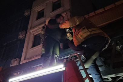 İstanbul Beyoğlu'nda korkutan yangın: 4 kişi binada mahsur kaldı