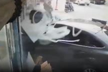 Adana'da otomobil markete girdi, yaya kıl payı kurtuldu