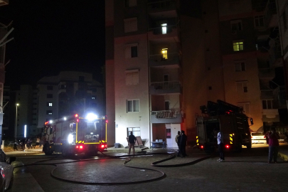 Antalya'da 15 katlı binadaki daire alev alev yandı