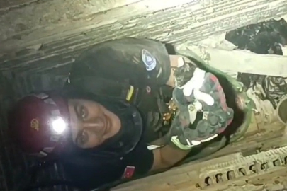 Bursa'da mahsur kalan yavru kediyi itfaiye kurtardı