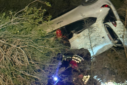 Devrilen otomobilin sürücüsü halat yardımıyla kurtarıldı