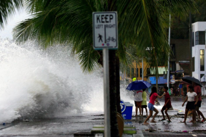 Filipinler'de yaklaşan tayfun nedeniyle on binlerce kişi tahliye edildi