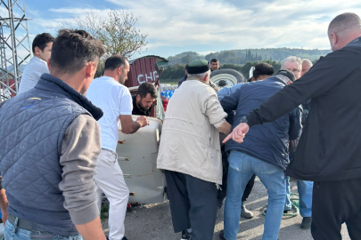 Sinop'ta otomobil traktöre arkadan çarptı: 2 yaralı
