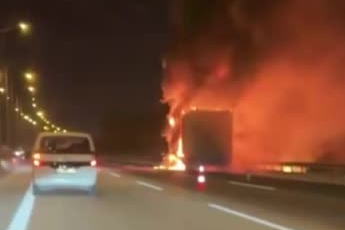 Adana'da otoyolda tır alev alev yandı