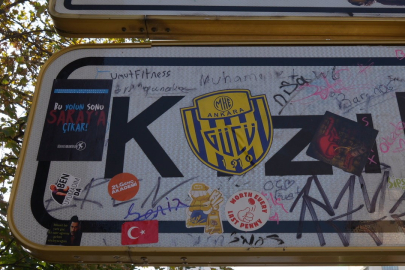 Ankara'da sosyal medyada viral olan Kızılay tabelası yenilendi, bu kez de üzeri kirletildi