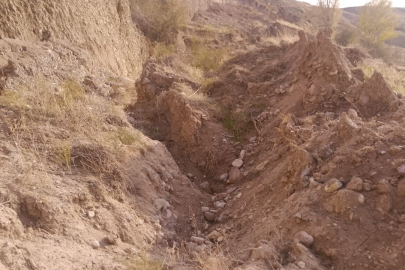 Ankara'da toprak kayması meydana gelen yol trafiğe kapatıldı