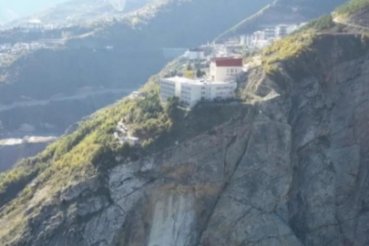Artvin'de kaya parçası koptu! 600 öğrenci tahliye edildi...
