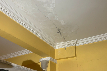 Binanın kolonları çatladı: Aileler korkuyla evi tahliye etti