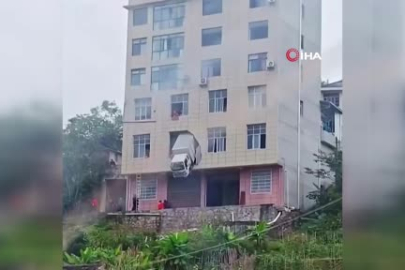 Çin’de binaya çarpan kamyon ikinci katta asılı kaldı