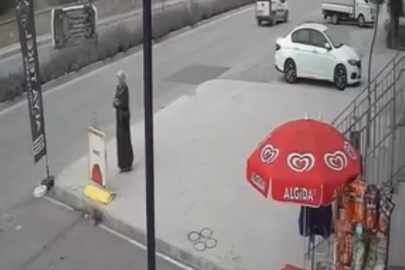 Elazığ’da aracın yan yattığı kaza kamerada