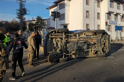 Gümüşhane'de belediye makam aracı ile jandarma minibüsü çarpıştı