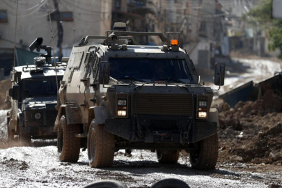 İşgalci İsrail ordusu, Ramallah'ta bir Filistinliyi yaraladıktan sonra gözaltına aldı