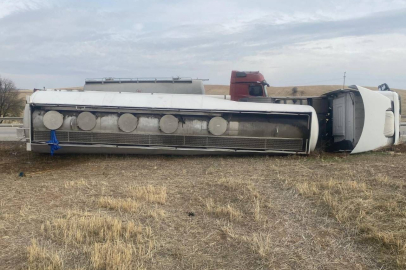 Kırıkkale'de akaryakıt tankeri devrildi