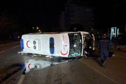 Otomobil ile çarpışan ambulanstaki 5 kişi yaralandı