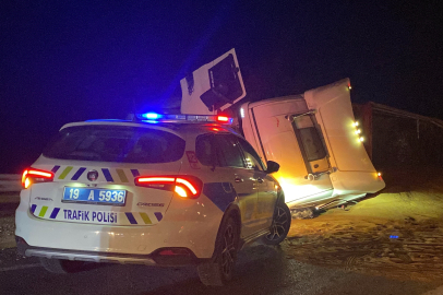 Çorum'da tır devrildi, saçılan hayvan yemi yolu kapattı