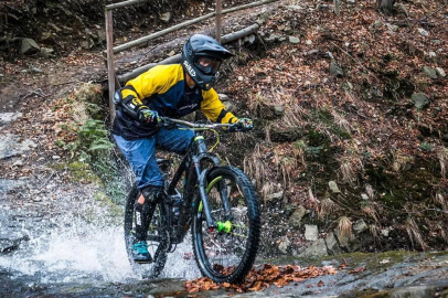 Fransa’da 77 yaşındaki bisikletçi uçurumdan düştü