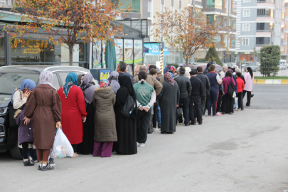 Hamsinin kilosu 40 liraya düştü: Metrelerce uzunlukta kuyruk oluştu