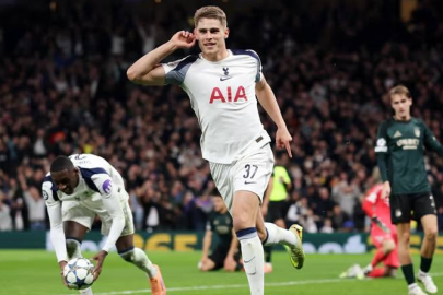 Micky van de Ven yılın golünü attı