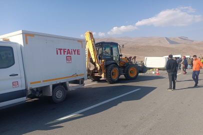 Ağrı’da otomobil minibüsle çarpıştı: 1 ölü, 2 ağır yaralı