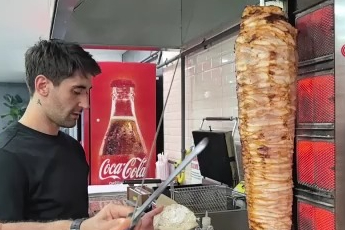 Bursa'da Şampiyonlar Ligi’nden dönerciliğe: Beşiktaş’ın eski futbolcusu döner dükkanı açtı