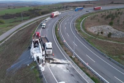 İstanbul Arnavutköy’de tır virajı alamayıp devrildi: 1 ağır yaralı