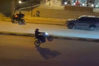 Karabük'te motosikletlilerin tek tekerle tehlikeli yolculukları kamerada