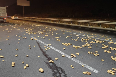 Kayseri'de rampa aşağı inen tır makasladı, onlarca kilo patates yola saçıldı