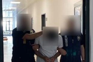 Kocaeli'de kimlik bilgilerini çaldıkları vatandaşlar adına sahte kredi kartı çıkaran 2 şüpheli tutuklandı