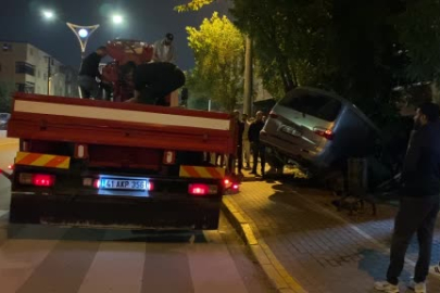 Kocaeli'de virajı alamayan iki araç çarpıştı, panelvan evin bahçesine girdi: 1 yaralı