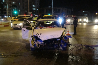 Malatya'da iki aracın çarpıştığı kazada ortalık savaş alanına döndü: 3 yaralı