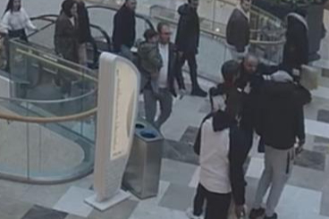 Milli futbolcuya AVM'de şok! Silah çekip şemsiye fırlattı...