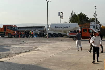 Ankara'da otomobil tır çekicisine çarptı: 3 kişilik aile hayatını kaybetti