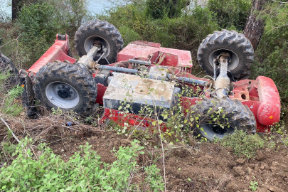 Antalya'da kontrolden çıkan iş makinası şarampole devrildi: 1 yaralı