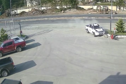 Artvin'de akaryakıt istasyonu çalışanına kamyonet çarptı