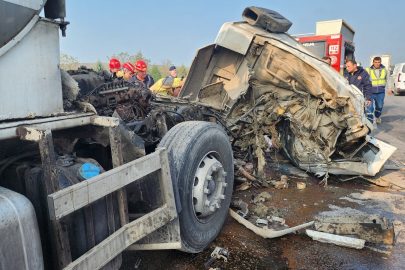 Bursa-İzmir yolunda feci kaza: Süt tankeri tıra çarptı