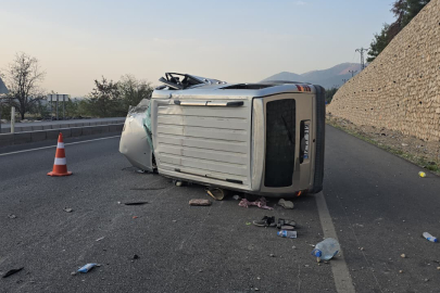 Gaziantep'te kamyonet hafif ticari araca arkadan çarptı: 4 kişi yaralandı