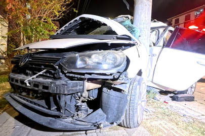 Kontrolden çıkan araç elektrik direğine saplandı