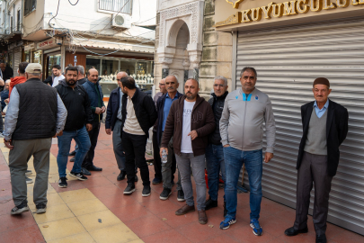 Manisa'da dolandırıldıklarını iddia eden kuyumcu mağdurları dükkan önünde toplandı