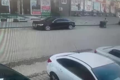 Osmaniye'de kontrolden çıkan otomobil park halindeki araca çarptı: Temizlik işçisi son anda kurtuldu