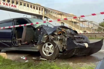 Sakarya'da D-650'de park halindeki tıra çarpan otomobil hurdaya döndü: 1'i ağır 3 yaralı