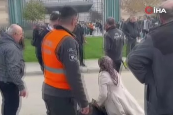 Bursa'da hastane önünde kaza! Çaresizce yardım bekledi...