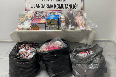 Van’da kaçak eşya ve gıda maddesi ele geçirildi