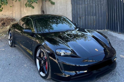 18 milyonluk Porsche'un kapısı kilitlendi, alev alev yandı! İş insanı canından oluyordu...