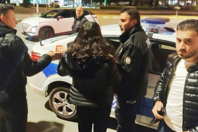 Anne ve baba, avukat kızlarını taksi durağına kilitledi